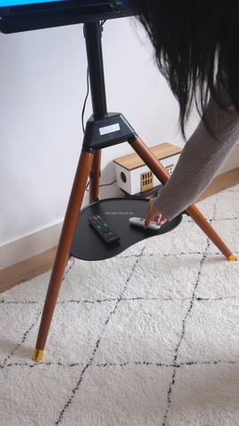 Kệ TV - 3 chân gỗ có khay 43-65 inch