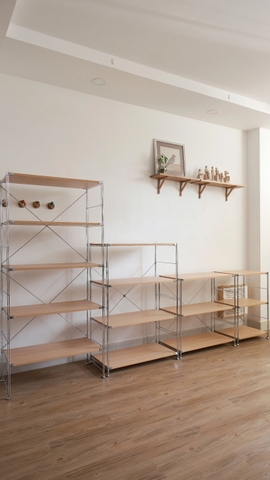 Kệ đứng màu sồi khung inox