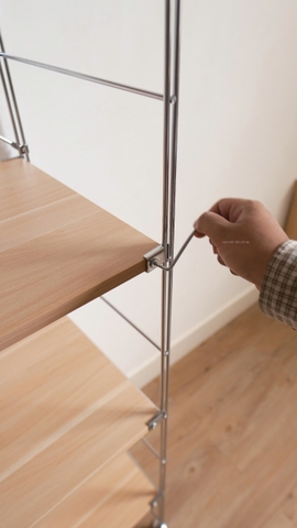 Kệ đứng màu sồi khung inox