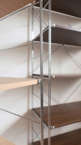 Kệ đứng màu sồi khung inox