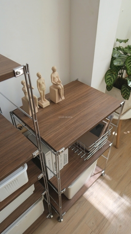 Kệ đứng màu óc chó khung inox