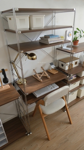 Kệ đứng màu óc chó khung inox