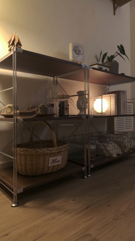 Kệ đứng màu óc chó khung inox