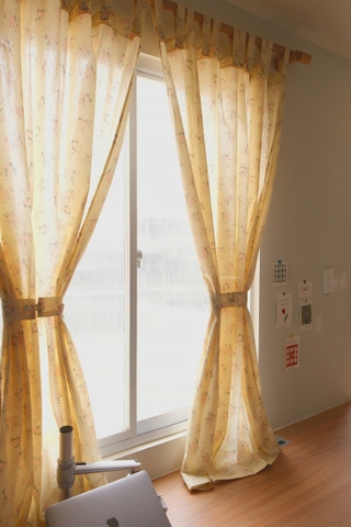 Rèm 16 vải hoa hồng nền kem