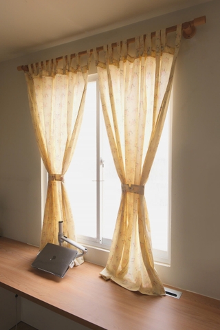 Rèm 16 vải hoa hồng nền kem