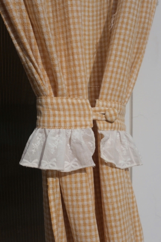 Rèm 15 caro vàng viền nơ trắng