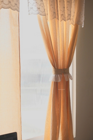 Rèm 15 caro vàng viền nơ trắng