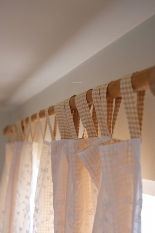 Rèm 15 caro vàng viền nơ trắng