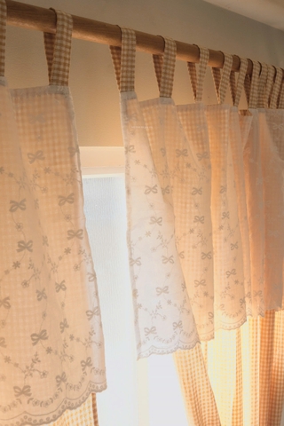 Rèm 15 caro vàng viền nơ trắng