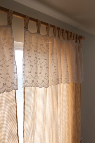 Rèm 15 caro vàng viền nơ trắng