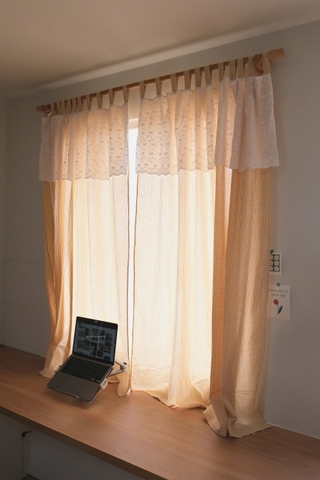 Rèm 15 caro vàng viền nơ trắng