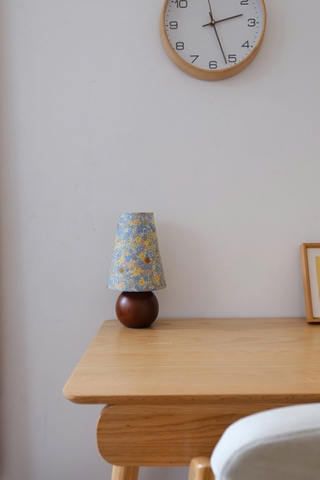 Đèn bàn retro 25 hoa nhí vàng xanh