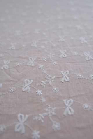 Khăn bàn trắng thêu nơ