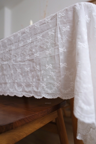 Khăn bàn trắng thêu nơ