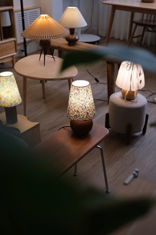 Đèn bàn retro 24 hoa nhí đỏ xanh