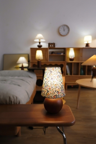 Đèn bàn retro 24 hoa nhí đỏ xanh