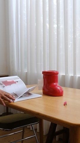 Hộp khăn giấy gốm - boots đỏ