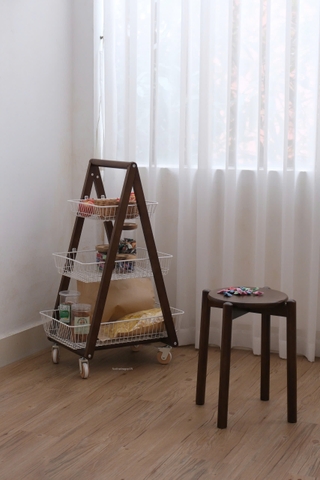 Kệ gỗ 3 tầng 02 có bánh xe + giỏ trắng