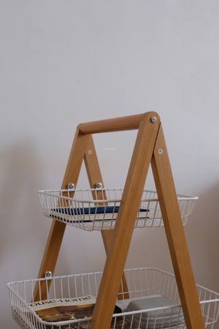 Kệ gỗ 3 tầng 02 có bánh xe + giỏ trắng