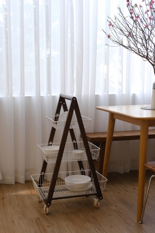 Kệ gỗ 3 tầng 02 có bánh xe + giỏ trắng