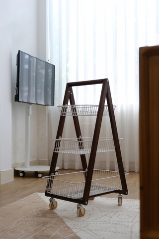 Kệ gỗ 3 tầng 02 có bánh xe + giỏ trắng
