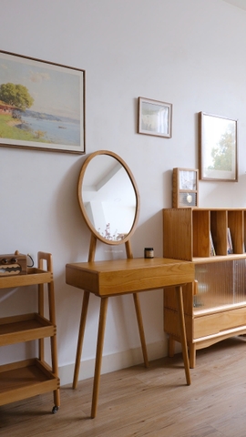 Bàn trang điểm có gương