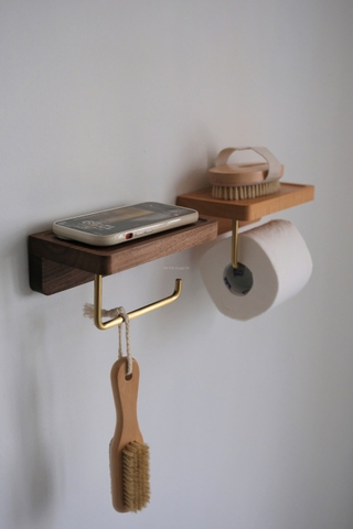 Kệ gỗ có móc giấy vệ sinh cuộn