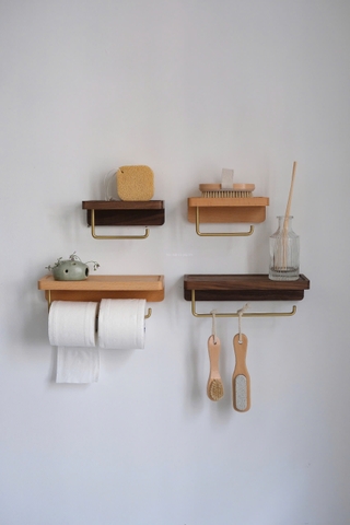 Kệ gỗ có móc giấy vệ sinh cuộn