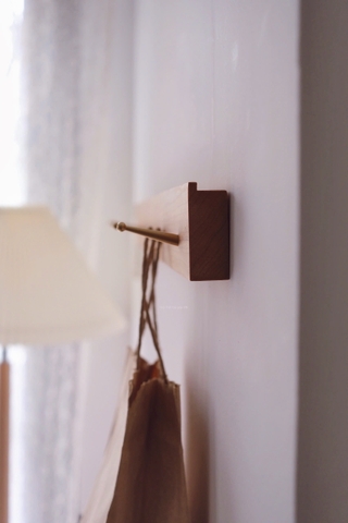 Móc treo gỗ - nút đồng 04