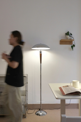 Đèn tán kim loại thân gỗ