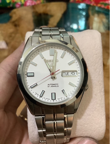 Mã số 5: Seiko 5 mặt trắng dây thép