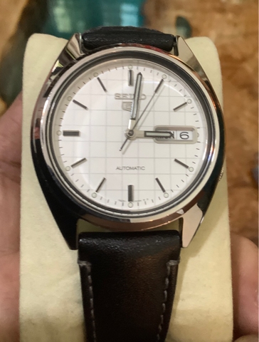 Mã số 19: Seiko 5 mặt trắng dây da
