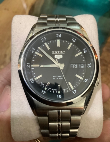Mã số 6: Đồng hồ seiko mặt đen dây thép