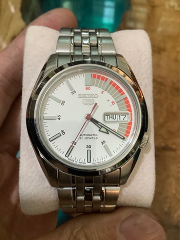Mã số 7: Seiko 5 mặt trắng dây thép