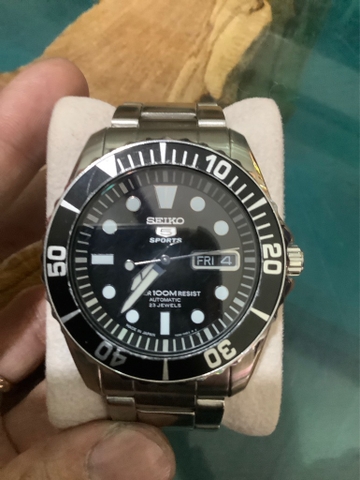 Mã số 4 : Đồng hồ  cơ Seiko 5 sports màu đen