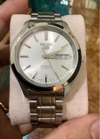 Mã số 16: Seiko 5 mặt trắng dây thép