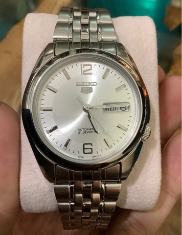 Mã số 8: Seiko 5 màu trắng dây thép