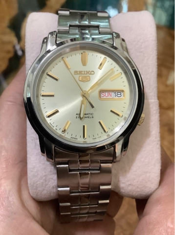 Mã số 15: Seiko 5 mặt vàng trắng dây thép