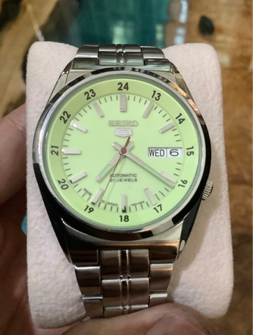 Mã số 13: Seiko 5 dạ quang xanh dây thép