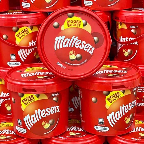 Bánh xốp mạch nha bọc socola Maltesers Bigger Bucket 880g