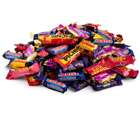 Socola mix Cadbury Variety Jumbo Chocolate Box 1.56kg là tuyển chọn 110 thanh sô cô la thơm ngon, bao gồm các loại được yêu thích phổ biến như Dairy Milk, Crunchie, Cherry Ripe, Turkish Delight, Picnic và Boost
