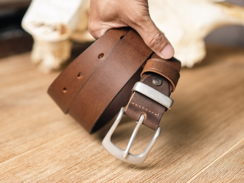 Thắt lưng khóa bạc cổ dây da bò nâu sáp nguyên miếng, đỉa cài kim loại phong cách Retro Manuk Leather | Chất liệu khóa Đồng xử lý chuyển bạc