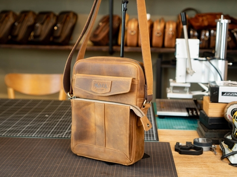 Túi đeo chéo da bò đựng ipad 11in, dòng túi messenger da thật đựng ipad Manuk Leather