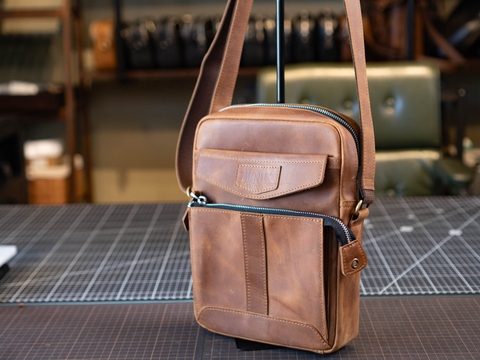 Túi đeo chéo da bò đựng ipad 11in, dòng túi messenger da thật đựng ipad Manuk Leather