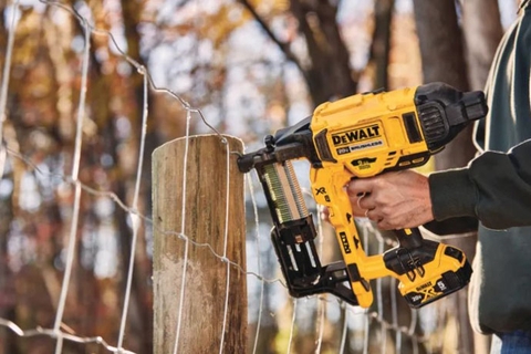 DEWALT công bố kim bấm hàng rào không dây 20V MAX *