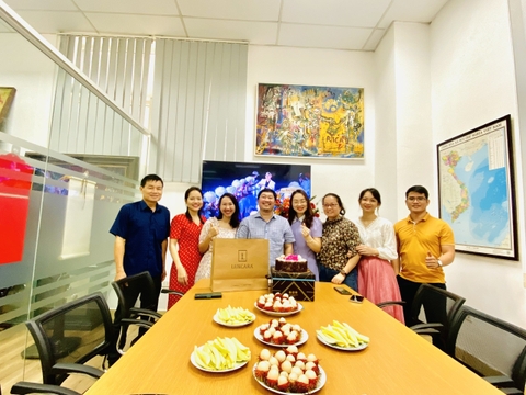 Khoảnh khắc sinh nhật thành viên công ty