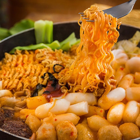 Buffet Ăn Vặt Tokbokki Cho Tín Đồ Mê Món Ăn Hàn Quốc