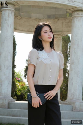 Sơ mi  hoa ngực bo gấu mới lạ, tinh tế NKSM2505003