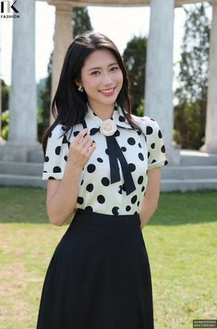 Sơ mi chấm bi phối ca vạt trẻ trung NKSM2503002