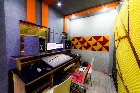 Thu Âm Bài Hát Chuyên Nghiệp Có Màn Hình Hát Karaoke Cho Người Chưa Thuộc Lời